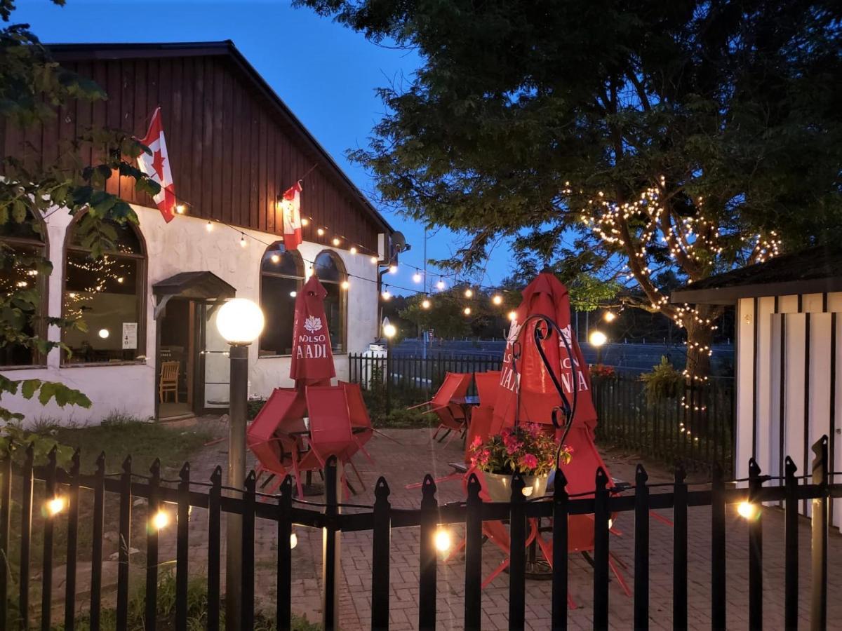 Jolly Roger Inn & Resort Otter Lake Exterior photo