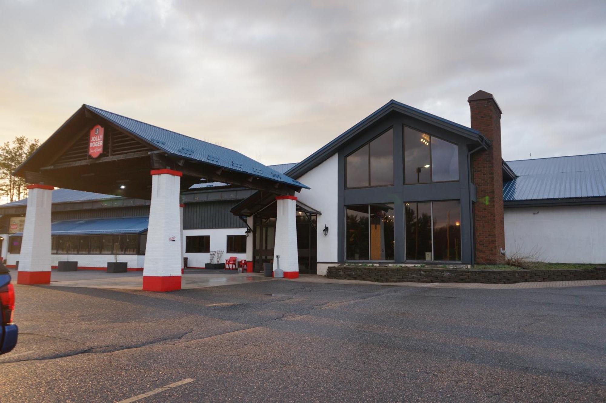 Jolly Roger Inn & Resort Otter Lake Exterior photo
