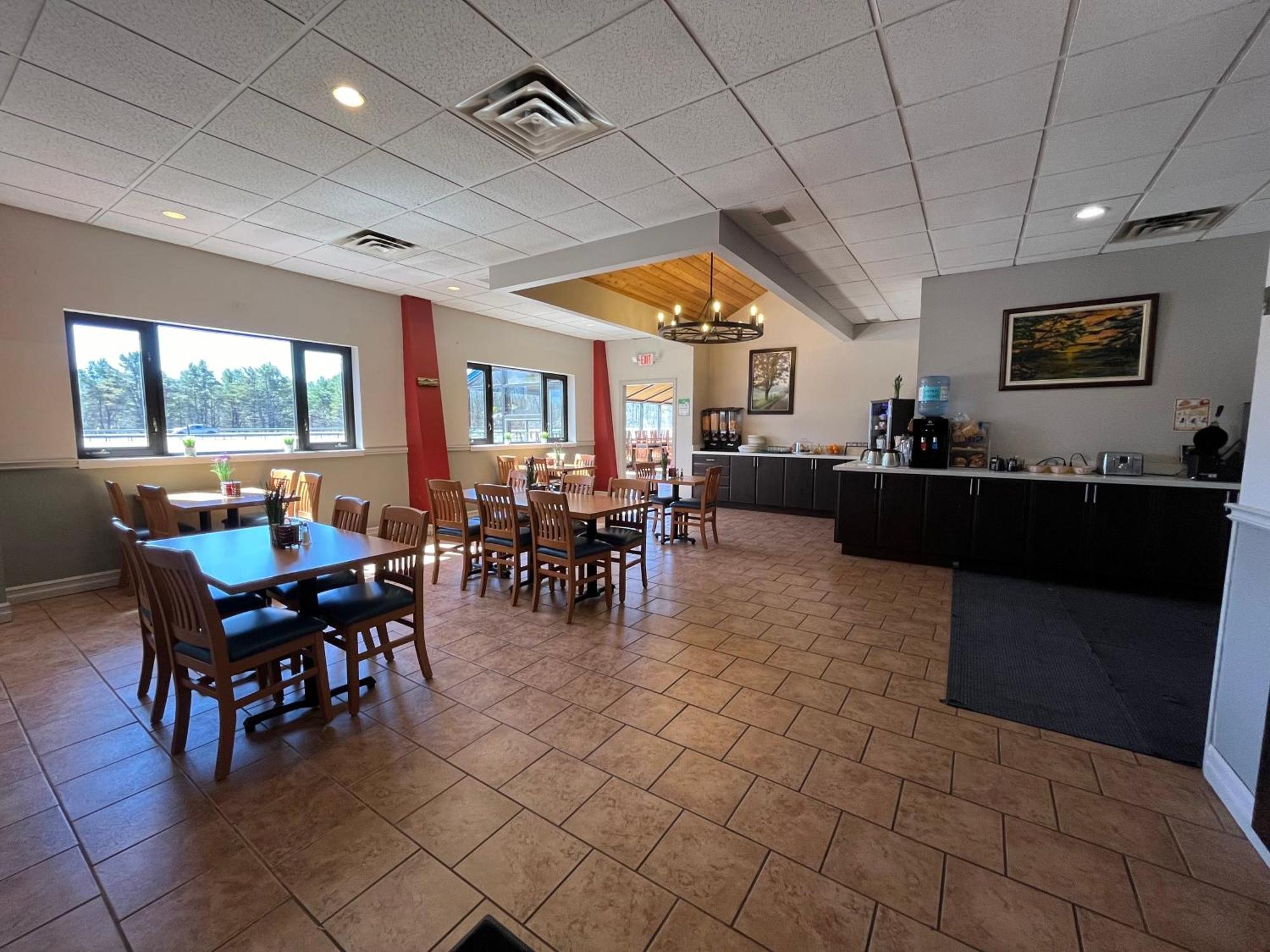 Jolly Roger Inn & Resort Otter Lake Exterior photo