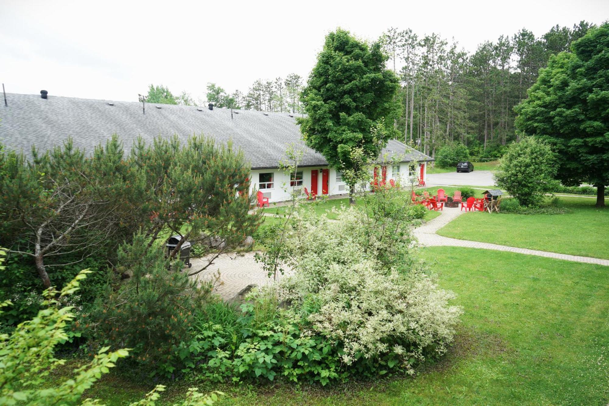 Jolly Roger Inn & Resort Otter Lake Exterior photo