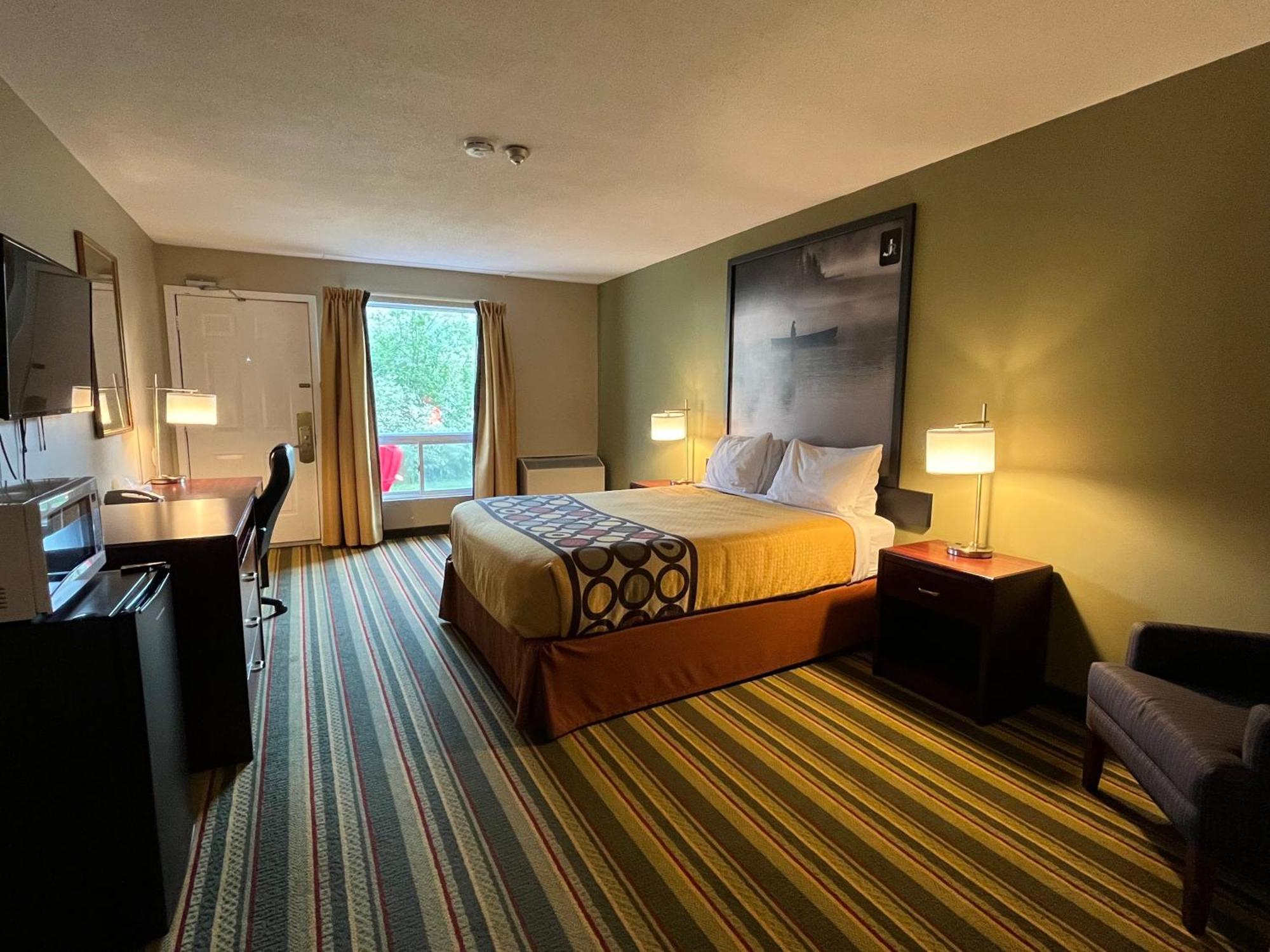 Jolly Roger Inn & Resort Otter Lake Exterior photo