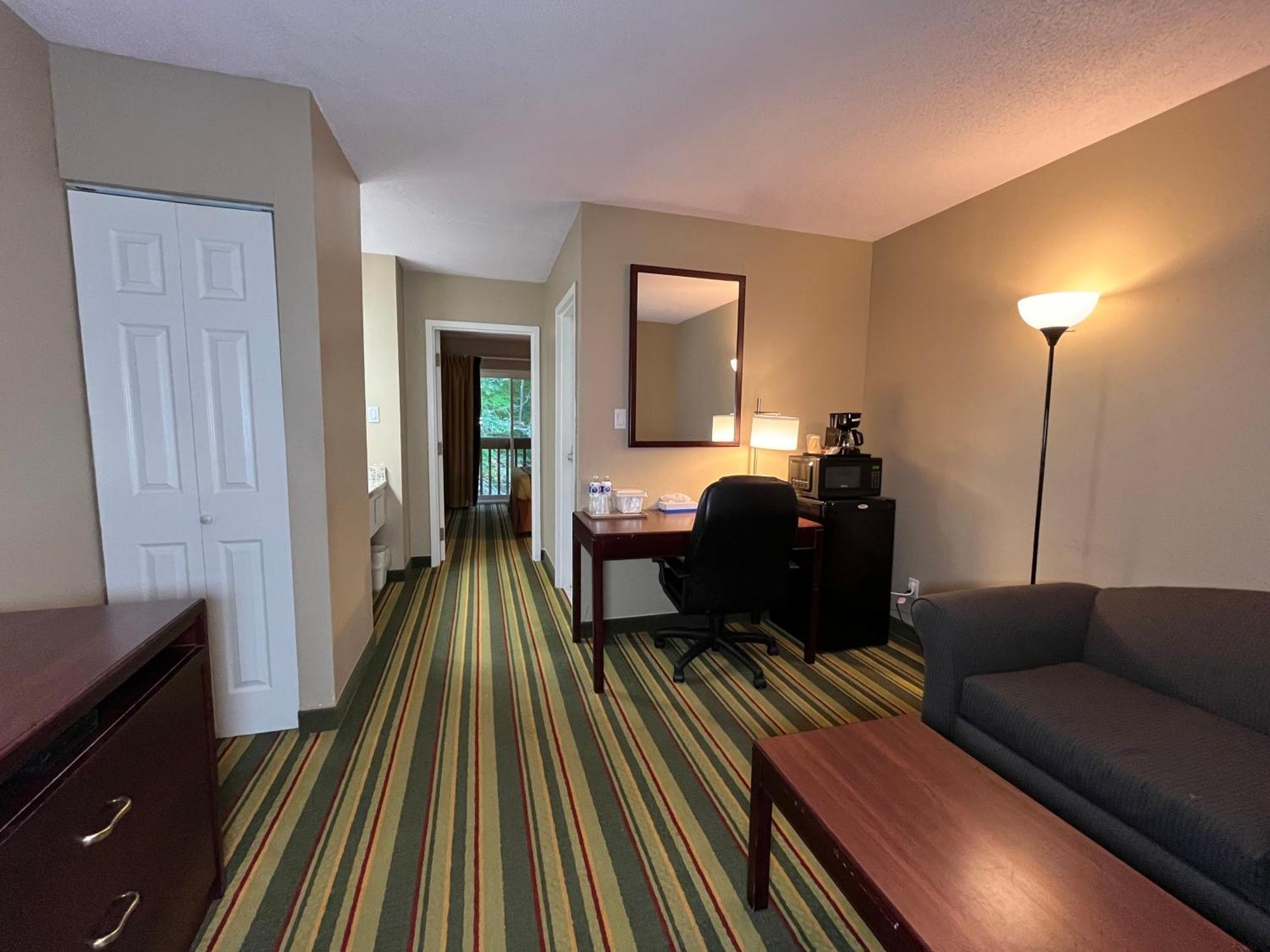 Jolly Roger Inn & Resort Otter Lake Exterior photo