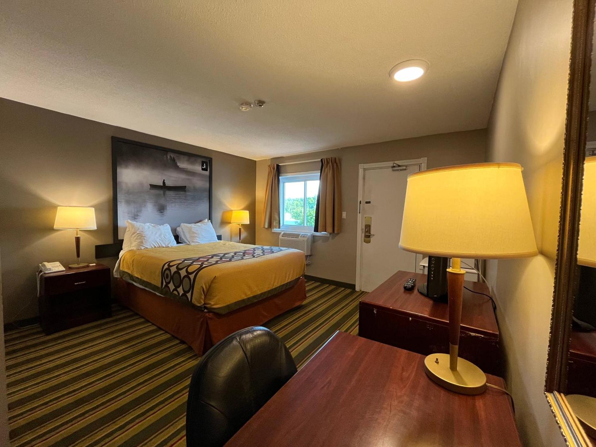 Jolly Roger Inn & Resort Otter Lake Exterior photo