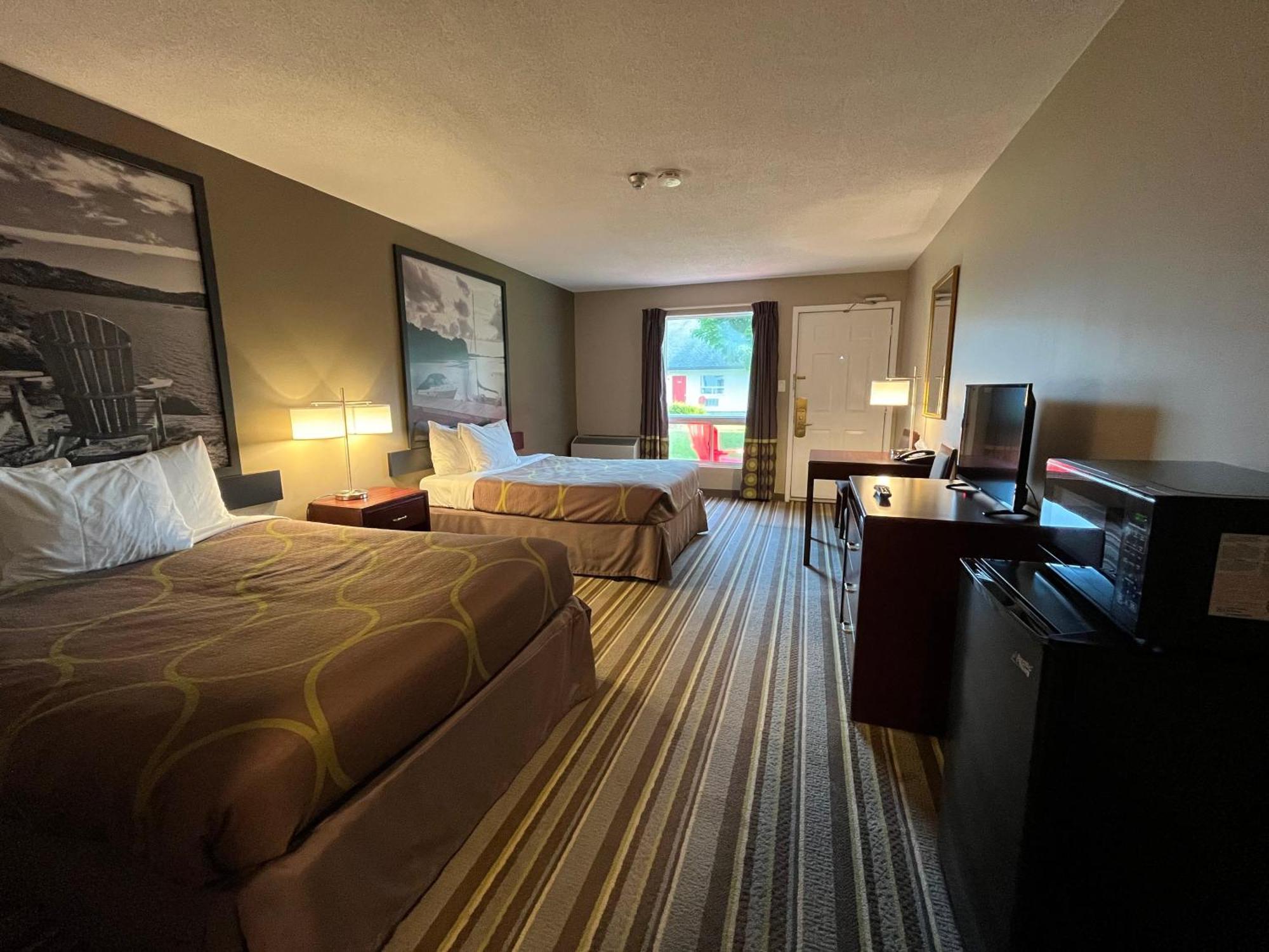 Jolly Roger Inn & Resort Otter Lake Exterior photo